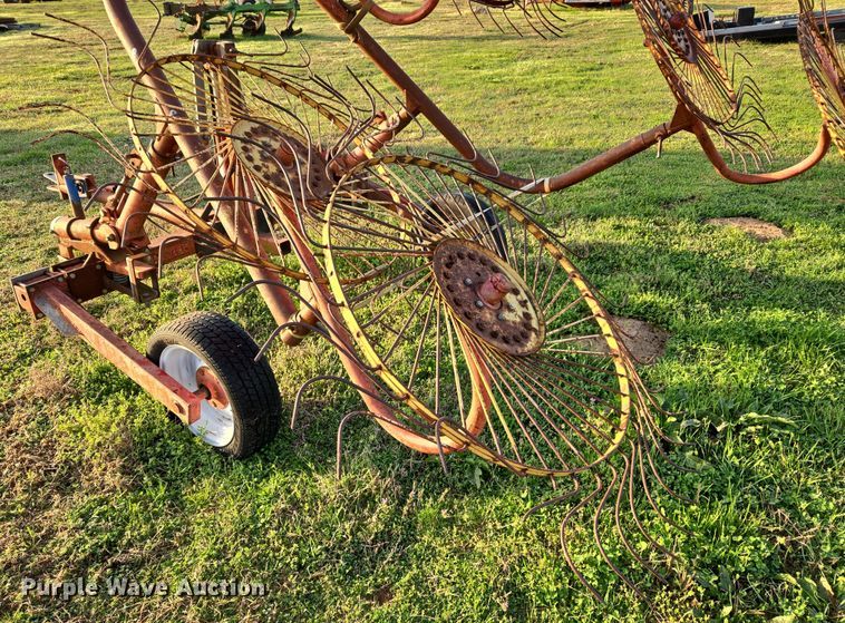 image for item EJ8382 Tonutti RCS 8 hay rake