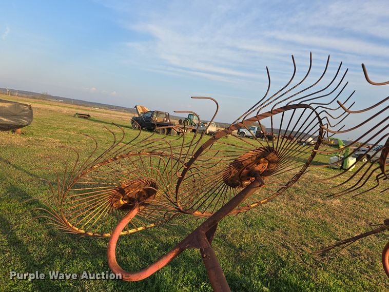 image for item EJ8382 Tonutti RCS 8 hay rake