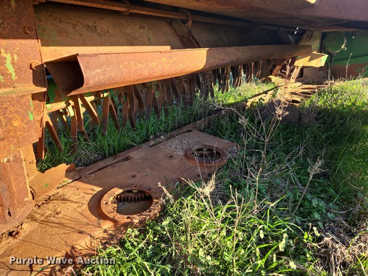 image for item EJ8384 John Deere 995 windrower head