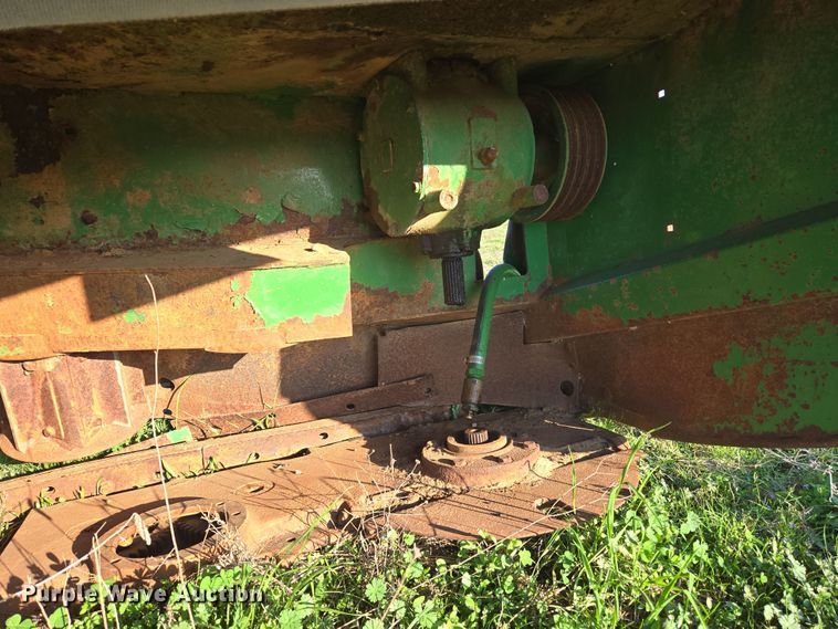 image for item EJ8384 John Deere 995 windrower head