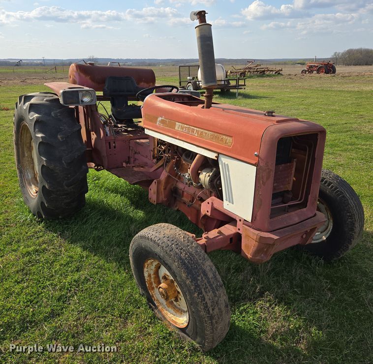 image for item EJ8399 International I2500-A tractor