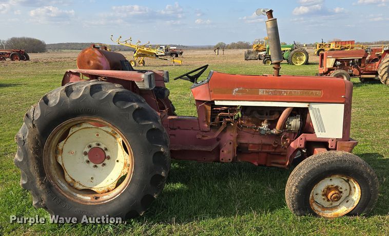 image for item EJ8399 International I2500-A tractor