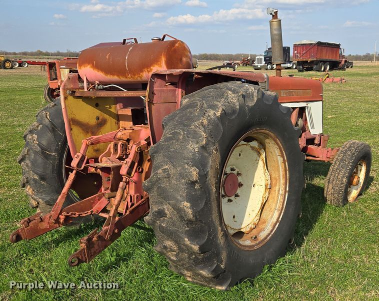 image for item EJ8399 International I2500-A tractor