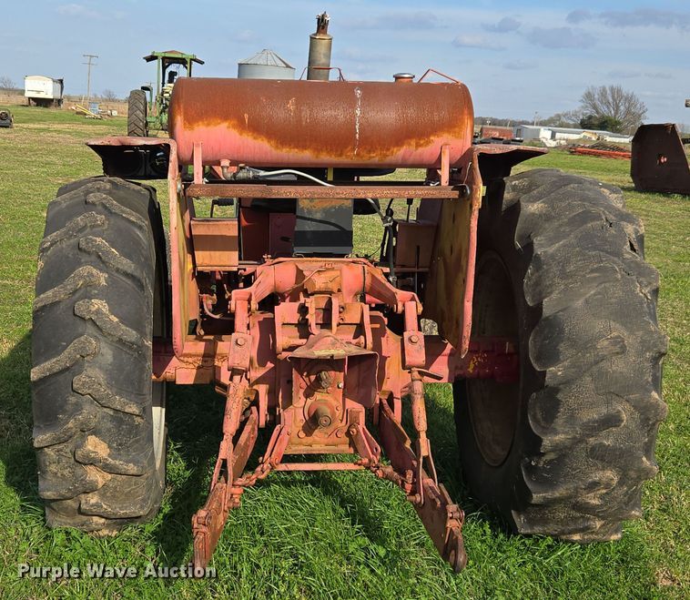 image for item EJ8399 International I2500-A tractor