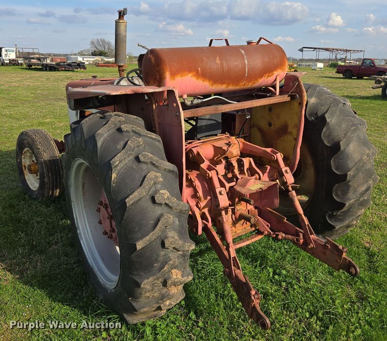 image for item EJ8399 International I2500-A tractor