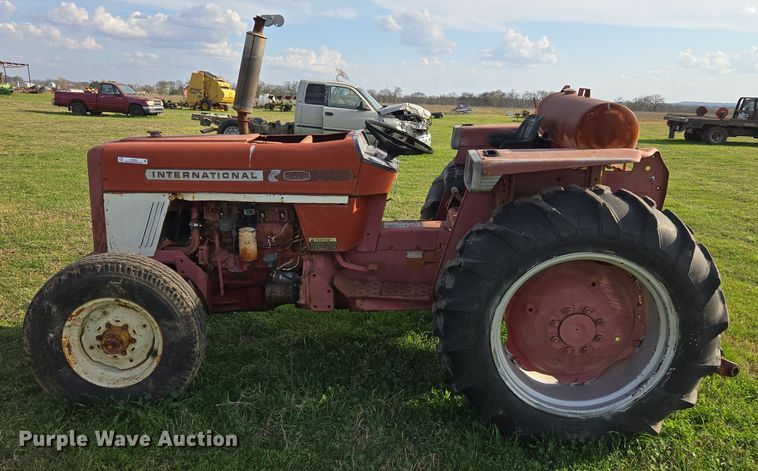 image for item EJ8399 International I2500-A tractor