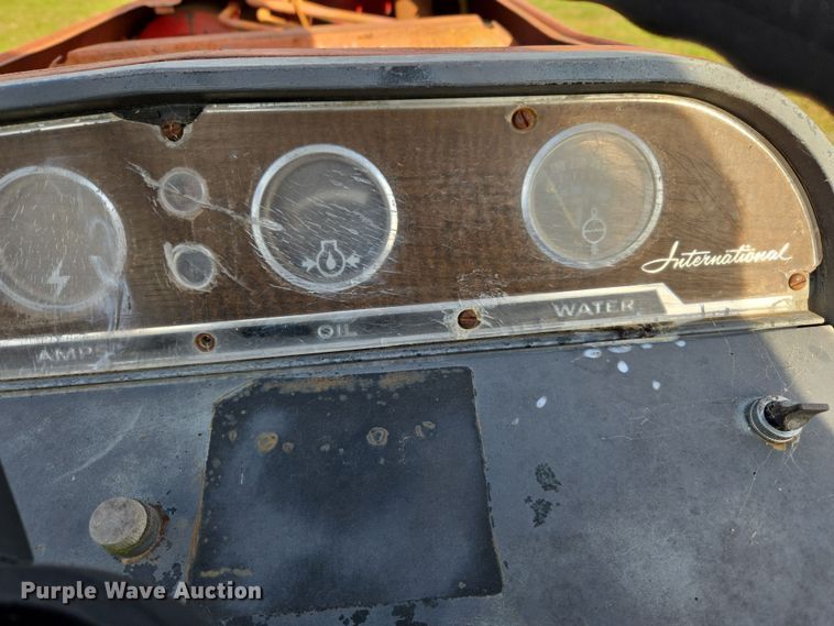 image for item EJ8399 International I2500-A tractor