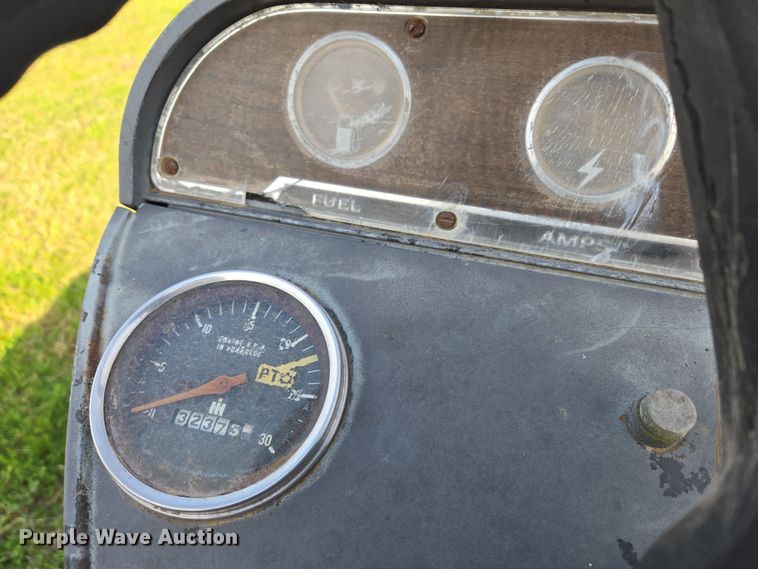 image for item EJ8399 International I2500-A tractor