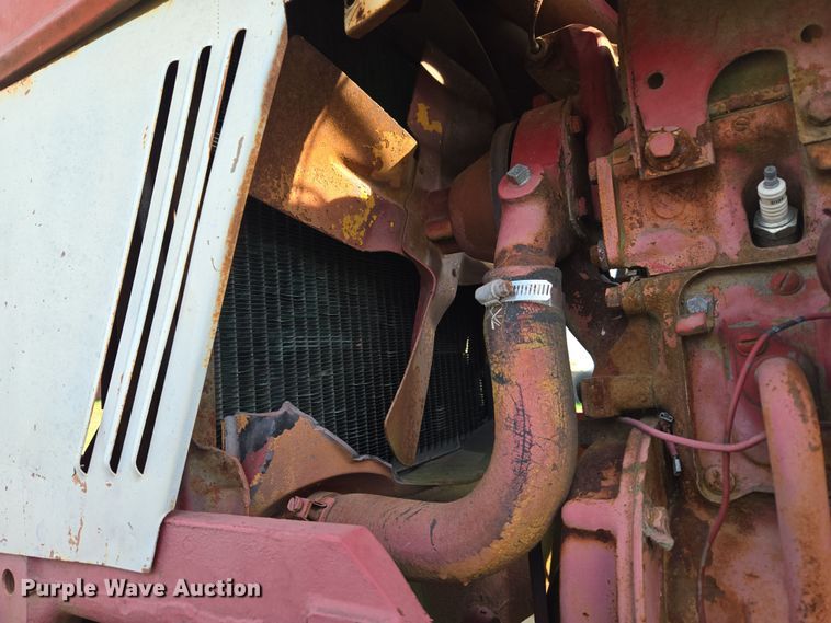 image for item EJ8399 International I2500-A tractor