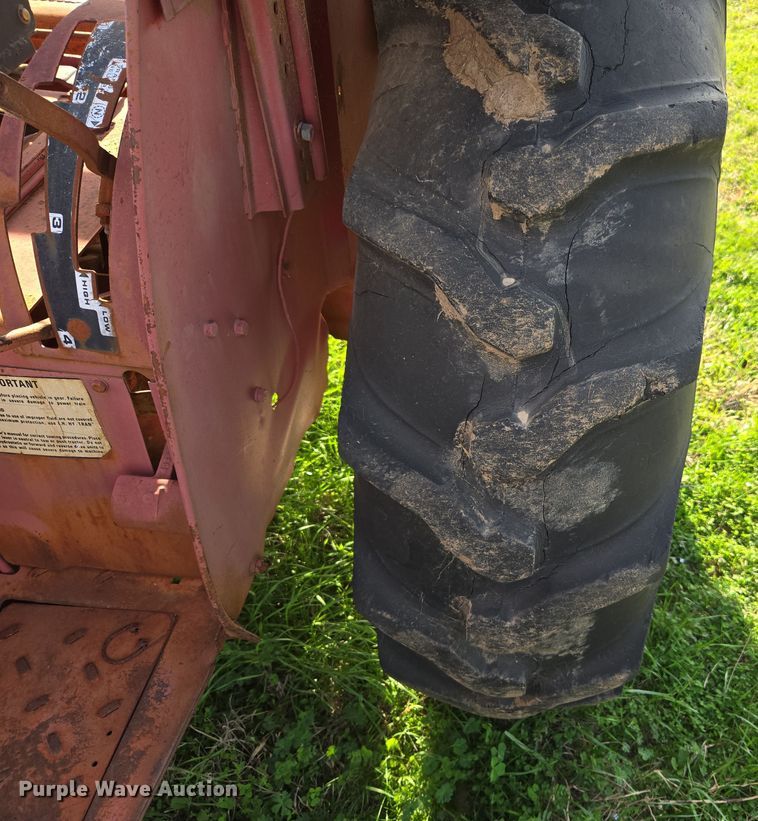 image for item EJ8399 International I2500-A tractor