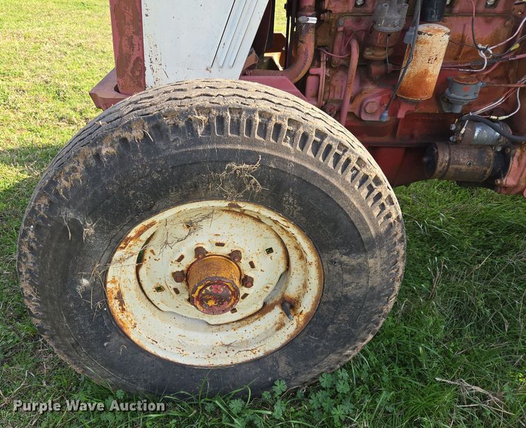 image for item EJ8399 International I2500-A tractor