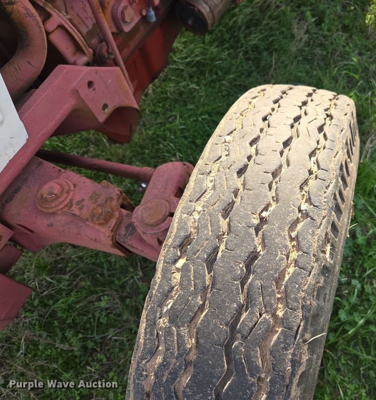 image for item EJ8399 International I2500-A tractor