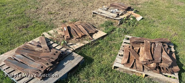 image for item EJ8407 Approximately 100 Brush Hog rotary mower blades