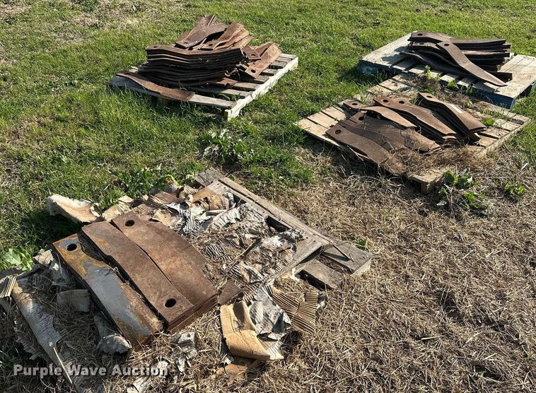 image for item EJ8407 Approximately 100 Brush Hog rotary mower blades