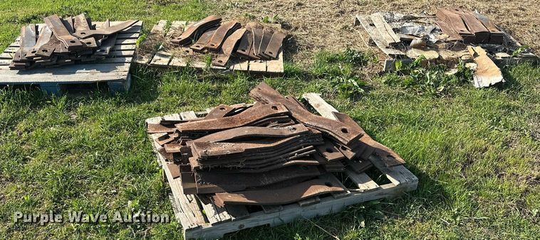 image for item EJ8407 Approximately 100 Brush Hog rotary mower blades