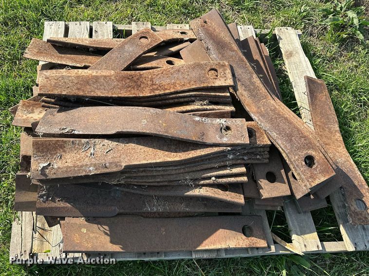 image for item EJ8407 Approximately 100 Brush Hog rotary mower blades