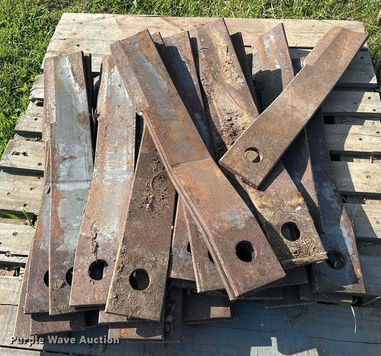 image for item EJ8407 Approximately 100 Brush Hog rotary mower blades
