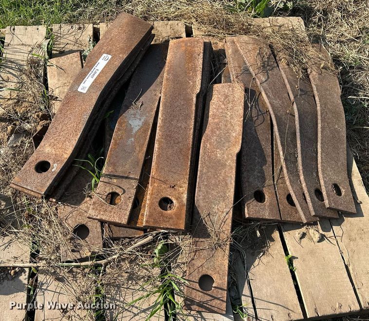 image for item EJ8407 Approximately 100 Brush Hog rotary mower blades