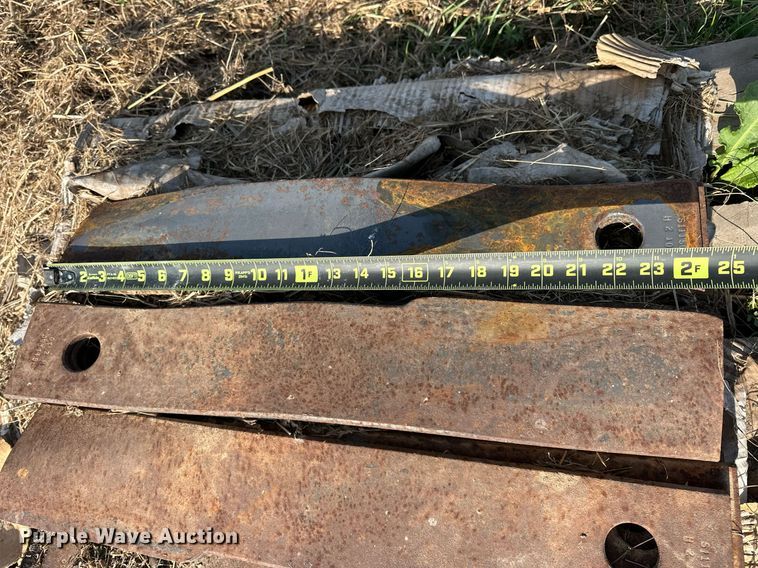 image for item EJ8407 Approximately 100 Brush Hog rotary mower blades