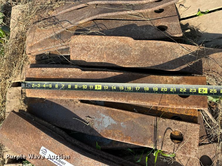 image for item EJ8407 Approximately 100 Brush Hog rotary mower blades