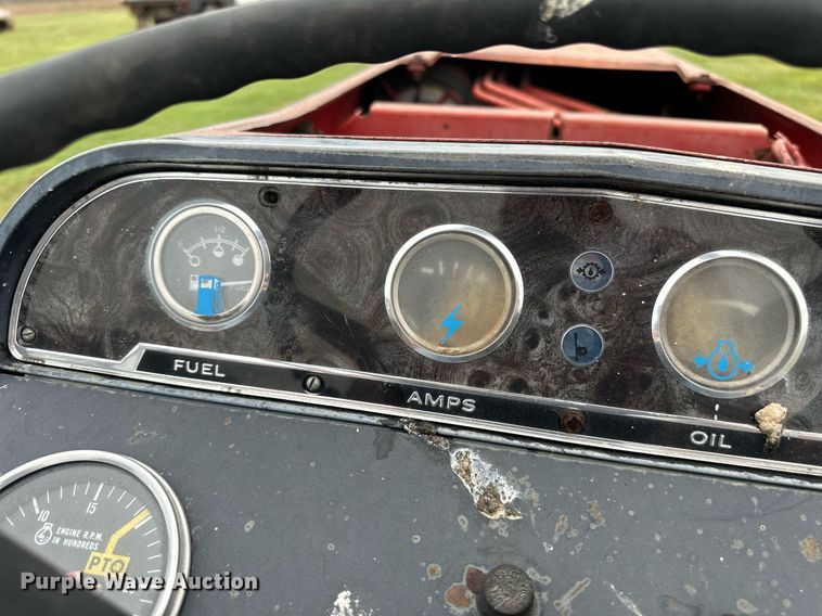 image for item EJ8412 1973 International Harvester 574 tractor