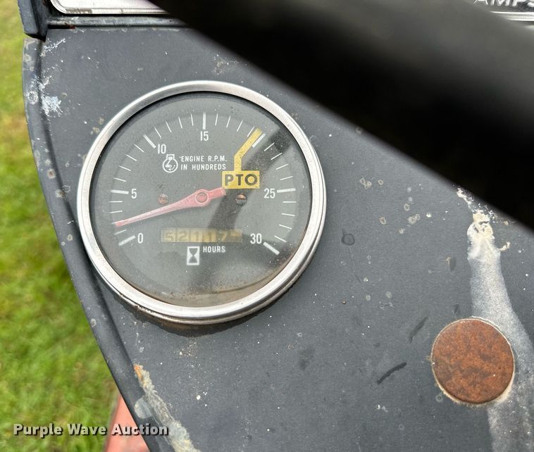 image for item EJ8412 1973 International Harvester 574 tractor