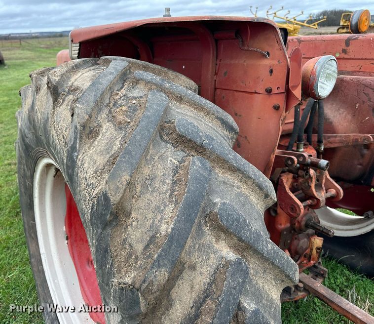 image for item EJ8412 1973 International Harvester 574 tractor