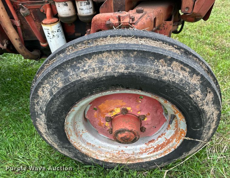 image for item EJ8412 1973 International Harvester 574 tractor