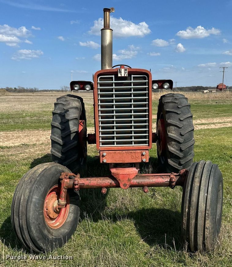 image for item EJ8430 1964 International Farmall 856 tractor