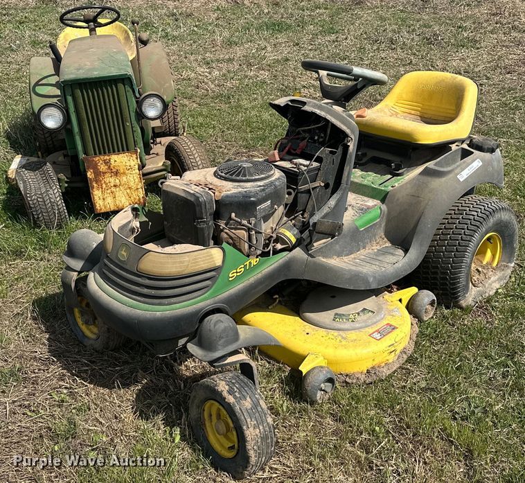 image for item EJ8441 (2) John Deere lawn mowers