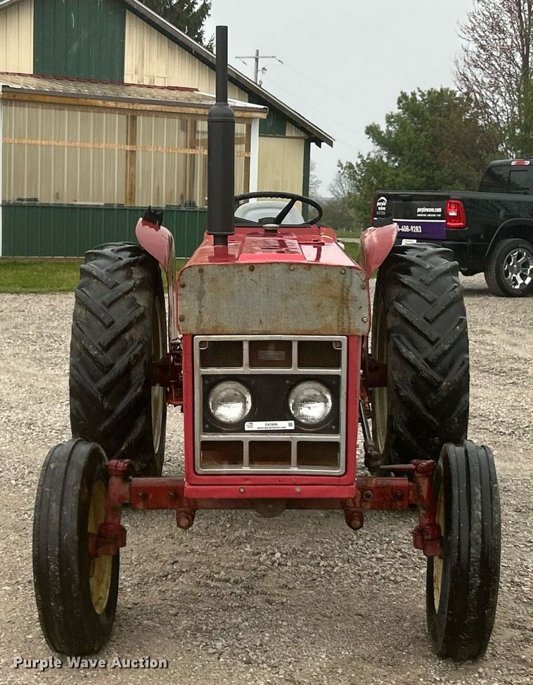 image for item EK2806 International 384 tractor