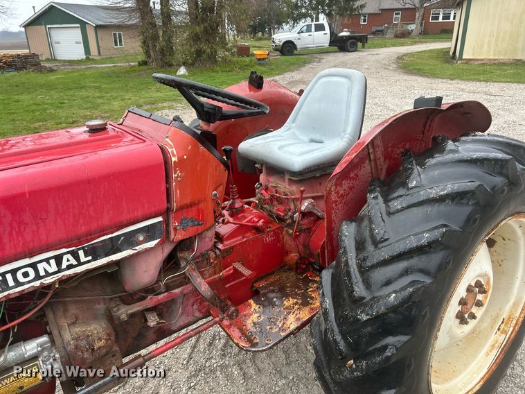 image for item EK2806 International 384 tractor