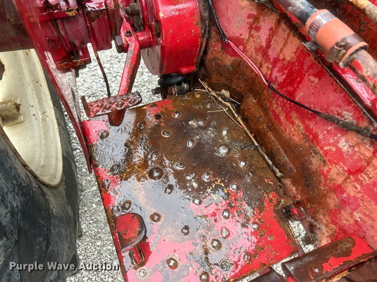 image for item EK2806 International 384 tractor