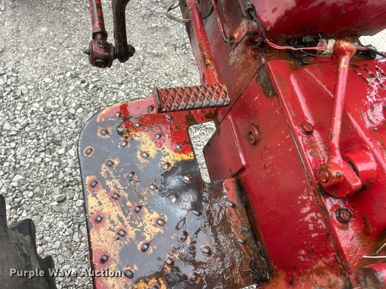 image for item EK2806 International 384 tractor