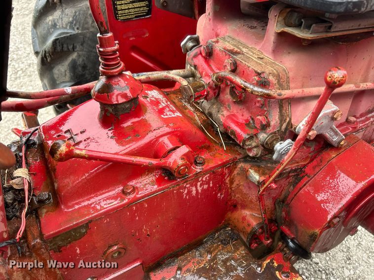 image for item EK2806 International 384 tractor