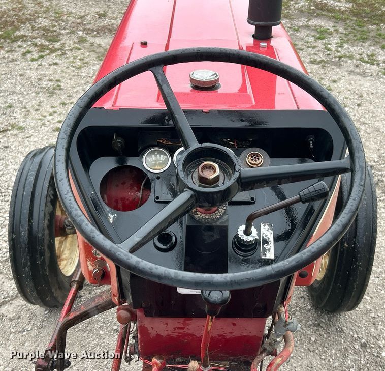 image for item EK2806 International 384 tractor