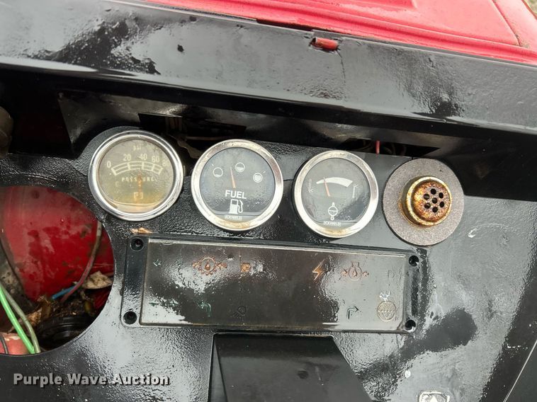 image for item EK2806 International 384 tractor