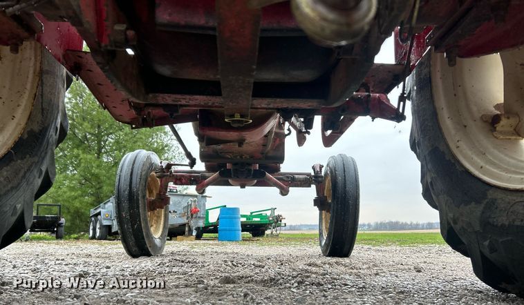 image for item EK2806 International 384 tractor