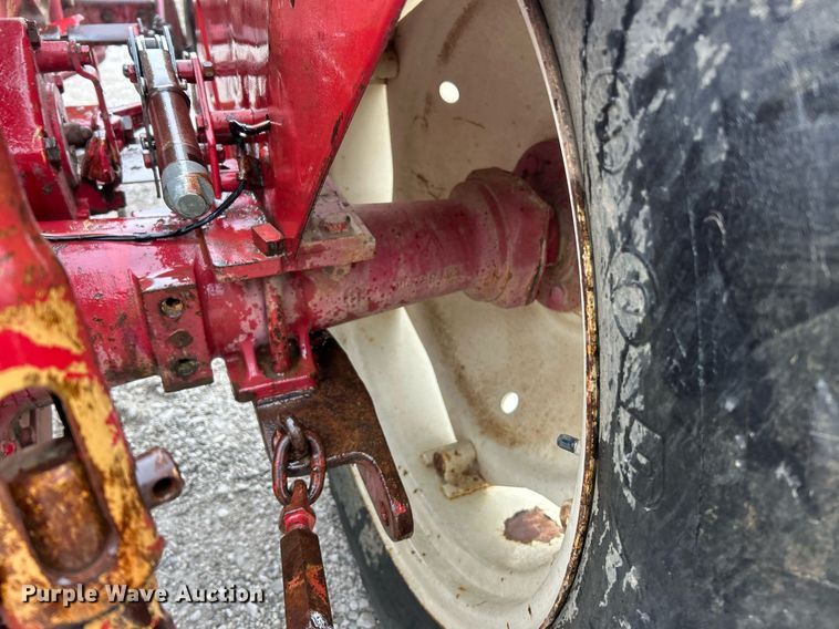 image for item EK2806 International 384 tractor