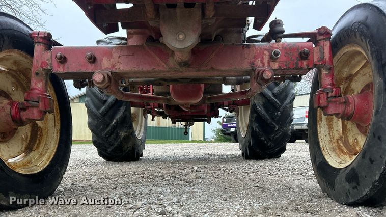 image for item EK2806 International 384 tractor