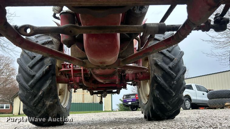 image for item EK2806 International 384 tractor