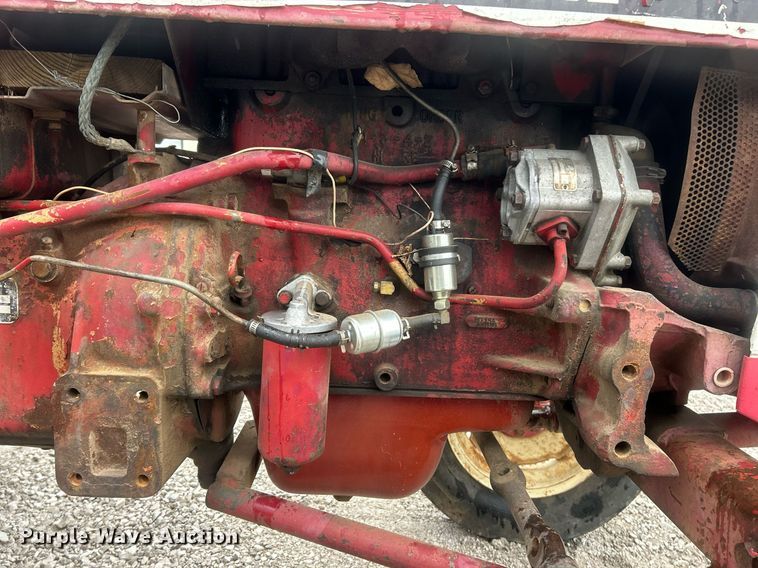 image for item EK2806 International 384 tractor