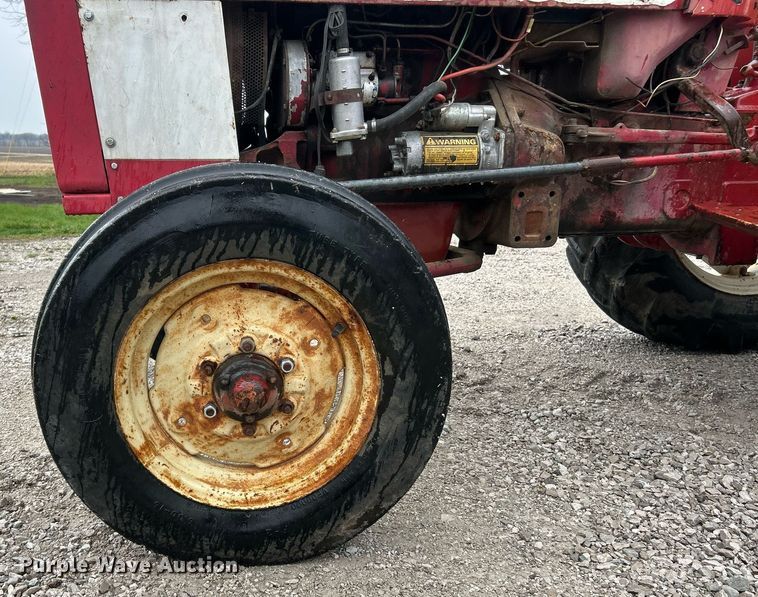 image for item EK2806 International 384 tractor