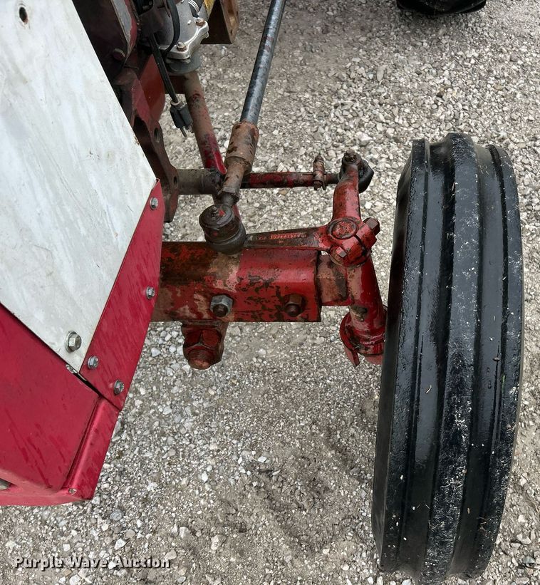 image for item EK2806 International 384 tractor