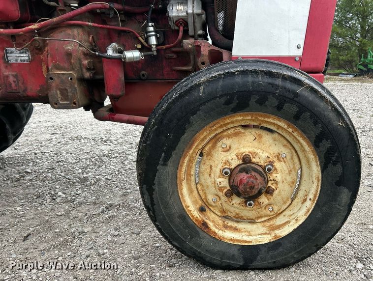 image for item EK2806 International 384 tractor