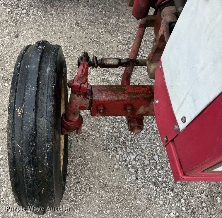 image for item EK2806 International 384 tractor