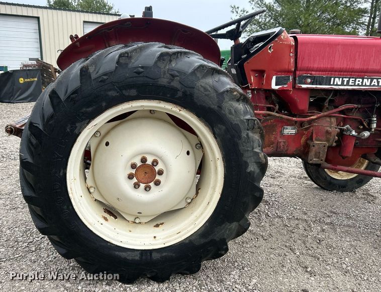 image for item EK2806 International 384 tractor