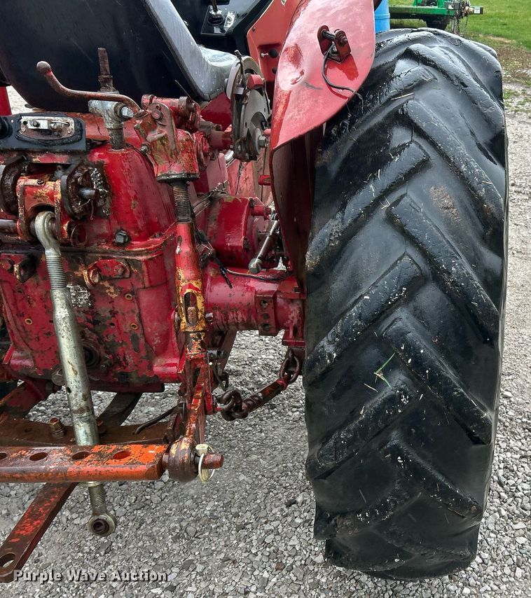 image for item EK2806 International 384 tractor