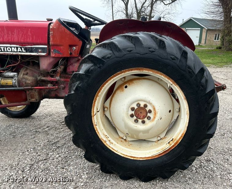 image for item EK2806 International 384 tractor