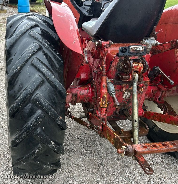 image for item EK2806 International 384 tractor